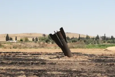 İsrail'in havada vurduğu İran füzelerinin parçaları Suriye'ye düştü: Tarım arazileri alev aldı