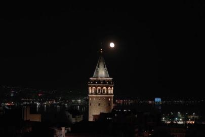 İstanbul'da dolunay seyirlik manzara oluşturdu