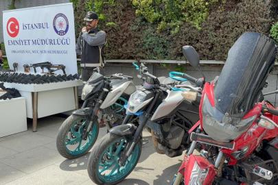 İstanbul'da iş yerlerine düzenlenen saldırılarda kullanılan silahlar emniyette sergilendi