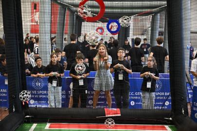 İstanbul'da robot ve dron futbolu yarışmaları düzenlendi