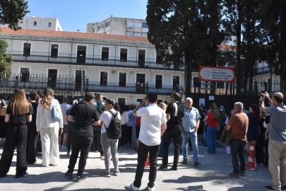 İzmir'de AYT heyecanı; veliler okul önlerinde bekleyişte