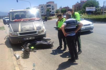 İzmir'de kamyonetle çarpışan motosikletteki 2 kişi yaralandı