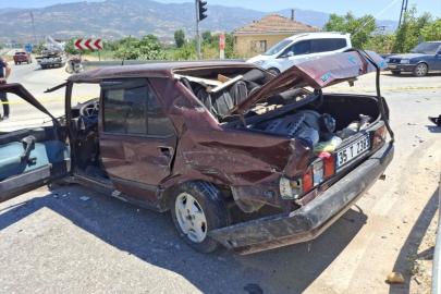 İzmir'de su tankeri ile çarpışan otomobilin sürücüsü ağır yaralandı