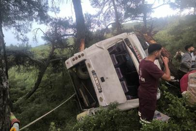 İzmir'de tarım işçilerini taşıyan midibüsün devrildiği kazada 22 kişi yaralandı