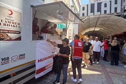 İzmir'de türk Kızılay'dan 1500 kişiye aşure ikramı