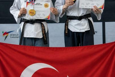 İzmirli tekvandocu çift, Londra'dan şampiyon döndü