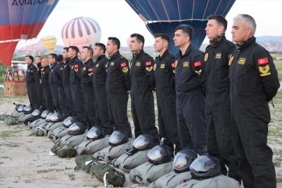 JÖAK'tan Kapadokya'da nefes kesen paraşüt gösterisi