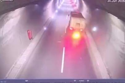 Kamyona çarpan motosikletin sürücüsü yaralandı; kaza kamerada