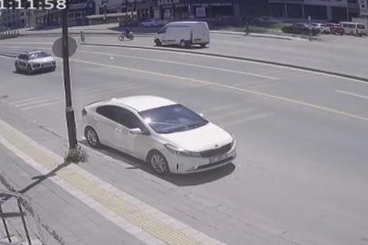 Kamyonetin çarptığı elektrikli bisikletin sürücüsü yaralandı; kaza kamerada