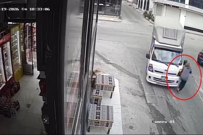 Kamyonetin çarptığı kadın ağır yaralandı, sürücü tutuklandı; kaza kamerada