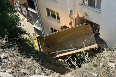 Kamyonun istinat duvarından devrilip bir apartmana çarptığı kazada 2 kişi yaralandı