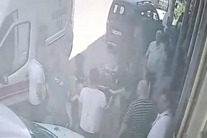 Kaporta ustası tamir etmek istediği otomobilin altında kaldı; o anlar kamerada
