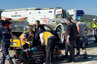 Karabük'te hafif ticari araç ile taksi çarpıştı: 4 yaralı