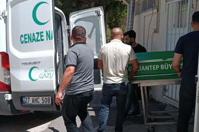 Karne günü parkta bıçaklandı, hayatını kaybetti