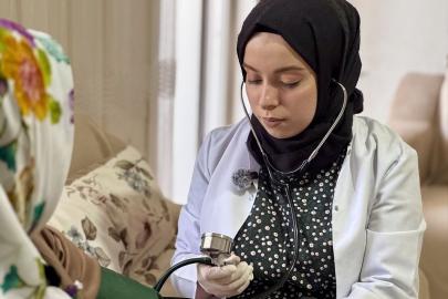 Karnındaki bebeğiyle sağlıklı doğum için anne adaylarını takip ediyor