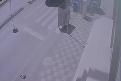 Karşı şeride geçen otomobilin ciple çarpıştığı kaza kamerada: 3 yaralı