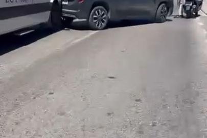 Kartal'da motokuryeyle kavga ederken aracını geri viteste unutan sürücü kaza yaptı