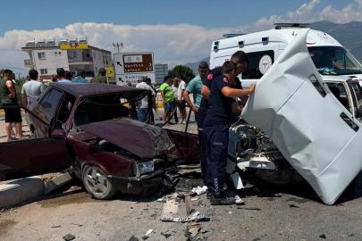 Kaş'ta iki otomobilin çarpıştığı kazada 3 kişi yaralandı