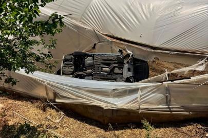 Kaş'ta seranın içine devrilen otomobildeki 3 kişi yaralandı