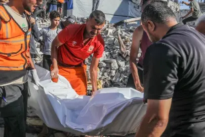 Katil İsrail'in Gazze'de bir aracı daha hedef aldığı saldırıda 1 sağlık görevlisi yaşamını yitirdi