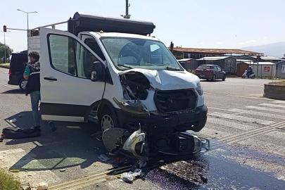 Kavşakta Kırmızı Işık İhlali Yapan Kamyonetle Çarpışan Motosikletin Sürücüsü ve Kardeşi Yaralandı