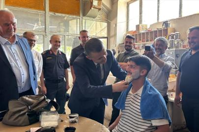 Kaymakam Bilici köyde damat tıraşı yaptı