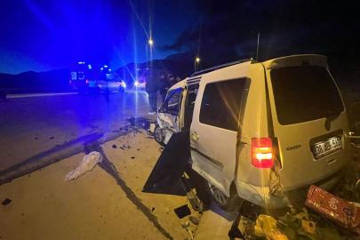 Kayseri'de hafif ticari araç ile otomobil çarpıştı: 1 ölü, 6 yaralı