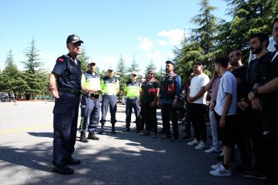 Kayseri'de jandarma motosiklet sürücülerini olası kazalara karşı bilgilendirdi