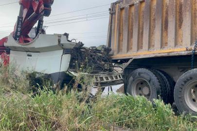 Kayseri'de lokomotif, kamyona çarptı: 2 yaralı