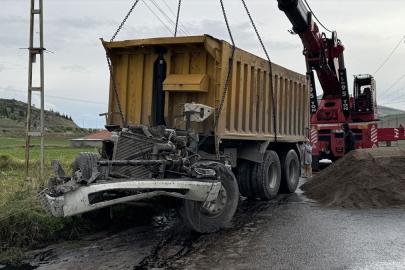 Kayseri'de lokomotifin kamyonla çarpışması sonucu 2 kişi ağır yaralandı