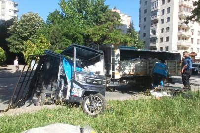 Kayseri'de otomobil ile elektrikli bisiklet çarpıştı: 5 yaralı