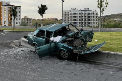Kayseri'de otomobil refüje çarptı: 4 yaralı