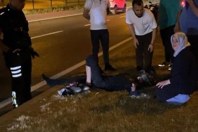 Kaza yerine gelen anne, yaralı oğlunun elini tutarak moral verdi