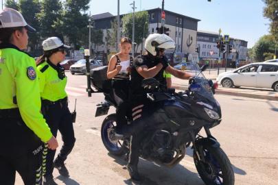 Kimliğini evde unutan adayı, motosikletli trafik polisi yetiştirdi