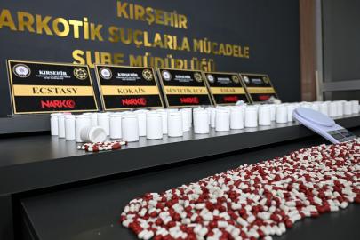 Kırşehir'de 4 bin 973 uyuşturucu hapla yakalanan 2 zanlı tutuklandı
