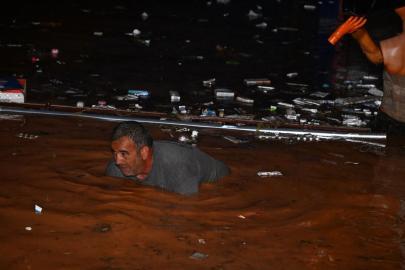 Kırşehir'de sağanak; 15 araç selde mahsur kaldı, 20 iş yerini su bastı