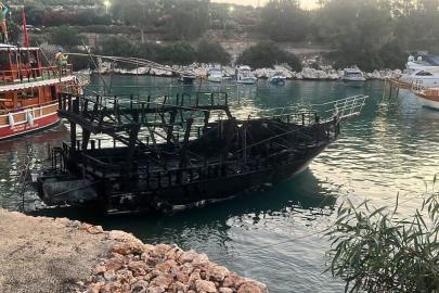Kıyıya bağlı 6 tekne, yangında kullanılamaz hale geldi