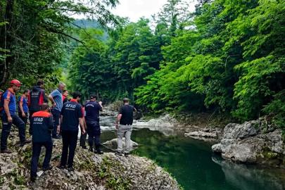 Kızının gözü önünde ırmağa düşen baba kurtarılamadı