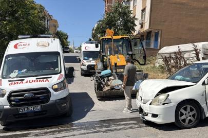Kocaeli'de iş makinesiyle çarpışan otomobildeki 2 kişi yaralandı
