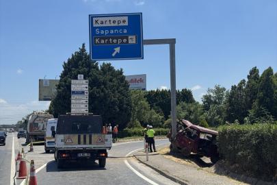 Kocaeli'de yön tabelasına çarpan panelvandaki 1 kişi öldü, 2 kişi yaralandı