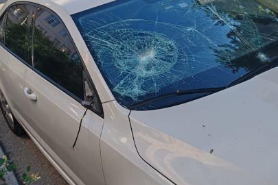 Komşusunun otomobiline tuğlayla zarar verdi, olay araç kamerasına yansıdı
