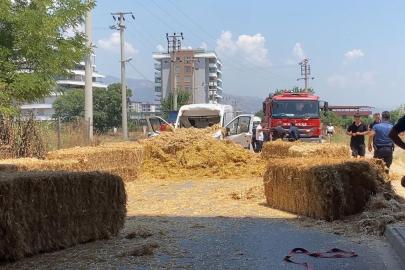 Köprüye takılan TIR'daki saman balyaları, minibüsün üzerine düştü; 1 yaralı