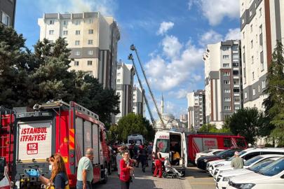 Küçükçekmece'de sitedeki binanın çatısında çıkan yangın nedeniyle 10 kişi hastaneye kaldırıldı