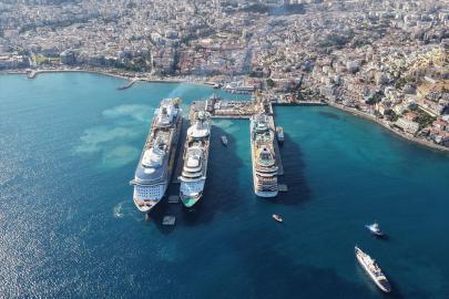 Kuşadası'na 3 kruvaziyerle 10 bini aşkın turist geldi