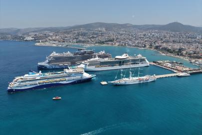 Kuşadası'na 4 kruvaziyerle 8 bin turist geldi
