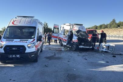 Kütahya'da ambulansın iki tıra çarptığı kazada 1 kişi öldü, 4 kişi yaralandı