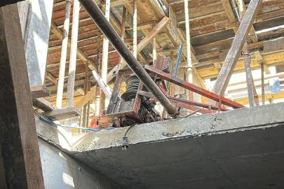 Kütahya'da inşaat iskelesi çöktü: 4 işçi yaralandı