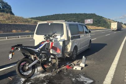 Kuzey Marmara Otoyolu'nda minibüse çarpan motosikletin sürücüsü ağır yaralandı