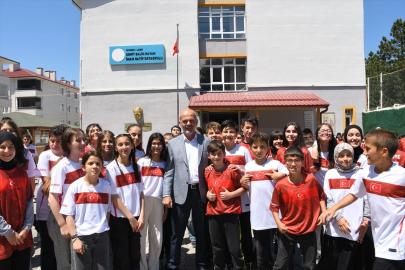 Ladik Belediye Başkanı Topal'dan mezun öğrencilere A Milli Futbol Takımı forması