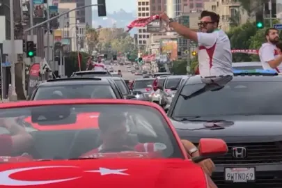 Los Angeles sokaklarında ay-yıldızlı Dünya Kupası konvoyu